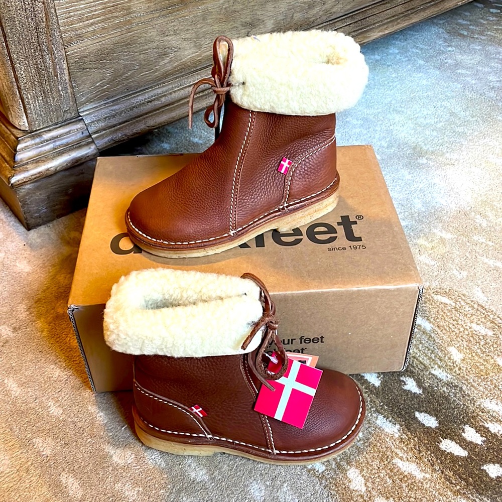 NWT Duckfeet Arhus boots size 35 (euro) 4-5 (US)
